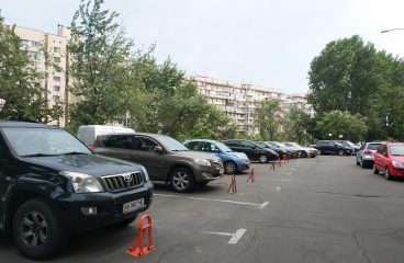 Парковка на Тимошенко 13а. Для парковки под своим домом нужно платить.