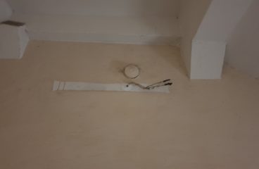 Мы платим электрику зарплату, а он не делает ничего!