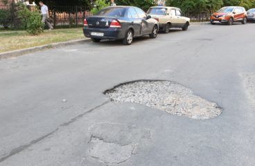 Все, кто на колесах: автомобилисты, мамы с колясками и т.д., обратите внимание на бездеятельность руководства ОСМД в отношении ям вокруг дома