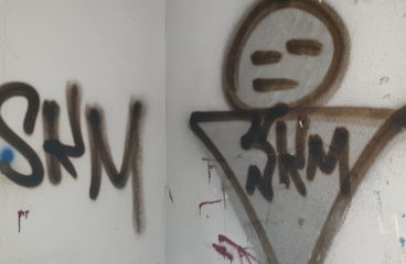 Уже который год лестницы в ужасном состоянии, а руководство ОСМД палец об палец бить не собирается