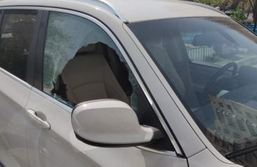 На парковке все еще бьют стекла. Парковка по-прежнему платная для жителей нашего дома.